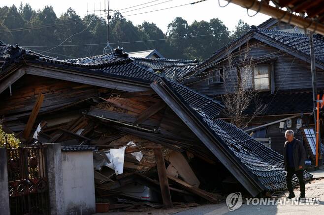 일본 노토 반도 강진으로 무너진 가옥 (나나오 로이터=연합뉴스) 규모 7.6의 강진이 발생한 일본 이시카와현 노토 반도 나나오시의 한 주택이 2일 무너져 있다.