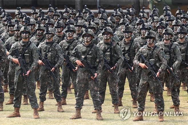 연병장 도열한 장병들 [연합뉴스 자료사진]