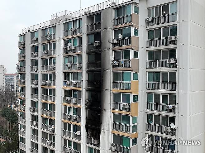 군포 아파트 화재로 1명 사망 (군포=연합뉴스) 홍기원 기자 = 2일 오전 경기도 군포시 산본동 아파트 화재 현장 모습.
    이 불로 9층에 있던 50대 남성 A씨가 숨지고 50대 여성 B씨가 심한 화상을 입어 병원으로 옮겨져 치료받고 있으나 중태다. 2024.1.2 [공동취재] xanadu@yna.co.kr