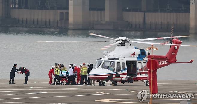 서울대병원으로 이송되는 이재명 대표 (서울=연합뉴스) 서대연 기자 = 부산 방문 일정 중 흉기에 피습된 더불어민주당 이재명 대표가 2일 서울 용산구 노들섬 헬기장에서 서울대병원으로 이송되고 있다. 2024.1.2 dwise@yna.co.kr