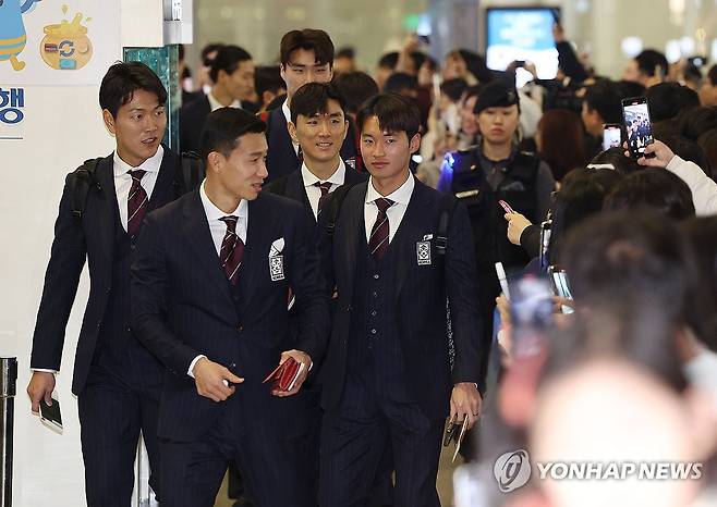 축구 국가대표팀 '아시안컵 우승 향해' (영종도=연합뉴스) 류영석 기자 = 2023 아시아축구연맹(AFC) 아시안컵에 나서는 대한민국 축구 국가대표팀 선수들이 2일 인천국제공항 1터미널을 통해 출국하고 있다. 2024.1.2 ondol@yna.co.kr