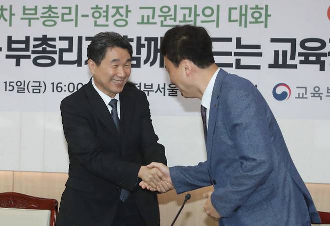 이주호 부총리 겸 교육부 장관이 지난 9월 15일 서울 종로구 정부서울청사에서 열린 제1차 현장교원과의 대화에 참석한 정성국 한국교원단체총연합회 회장(교총회장)과 인사하고 있다. (사진=뉴시스)