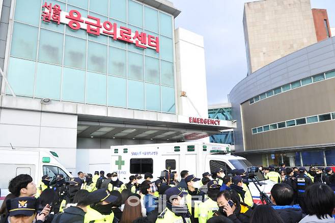 이재명 더불어민주당 대표가 2일 서울 종로구 서울대병원으로 이송되는 가운데 엠뷸런스가 주차돼 있다. (사진=이영훈 기자)