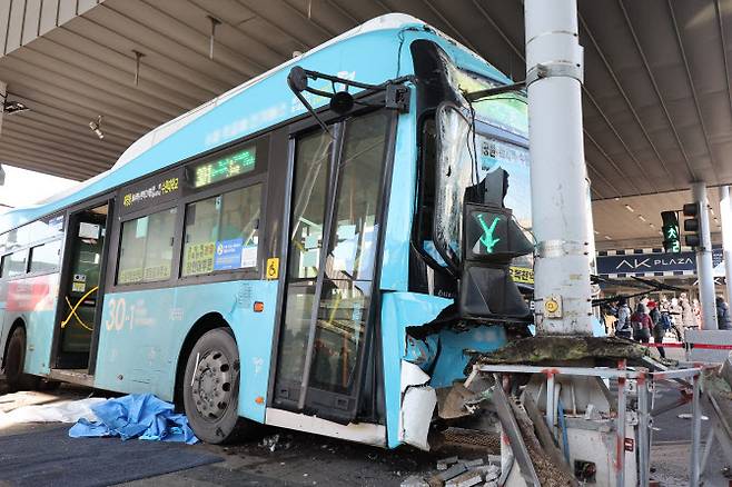 지난해 12월 22일 오후 경기도 수원시 수원역 2층 버스 환승센터에서 18명의 사상자를 낸 사고가 발생한 당시 모습. (사진=연합뉴스)