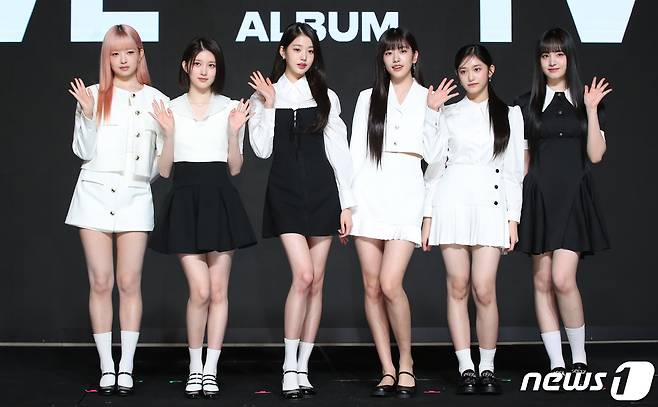 그룹 아이브(IVE)의 레이(왼쪽부터)와 가을, 장원영, 안유진, 이서, 리즈 ⓒ News1