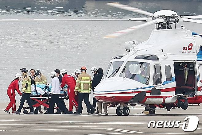 부산에서 신원 미상 남성에게 습격을 당한 이재명 더불어민주당 대표가 2일 오후 서울 동작구 노들섬에 헬기를 통해 도착해 서울대병원으로 이송되고 있다. 2024.1.2./뉴스1 ⓒ News1 민경석 기자