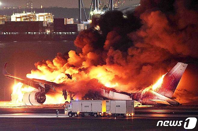 2일 일본 도쿄 하네다공항 활주로에서 다른 항공기와 충돌한 일본항공(JAL) 여객기가 화염에 휩싸여 있다. 이날 탑승자 379명 전원은 탈출에 성공했지만, 충돌한 해상보안청(해양경비대) 항공기 탑승자들은 6명 중 한명만 탈출, 5명은 숨졌다고 NHK는 보도했다. 2024.1.2 ⓒ AFP=뉴스1