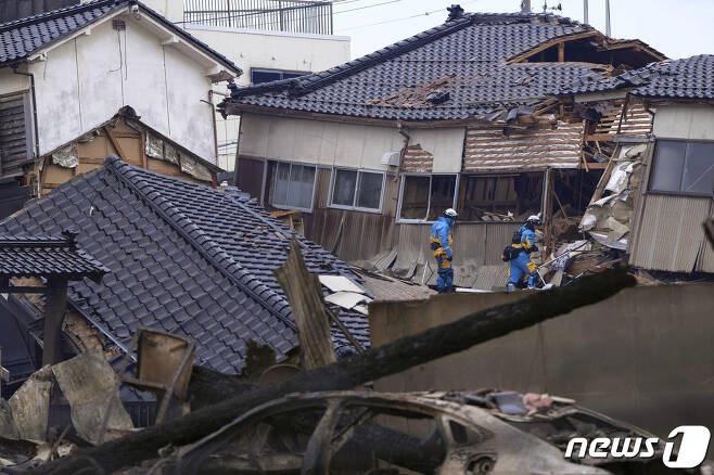 전날 발생한 강진으로 2일 일본 이시카와현 와지마 지역의 건물들이 무너진 가운데 구조대가 실종자를 수색하고 있다. 2024.01.02 ⓒ 로이터=뉴스1 ⓒ News1 정지윤 기자