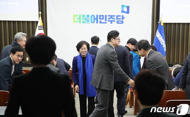 3일 오전 서울 여의도 국회에서 열린 더불어민주당 비공개 비상의원총회에 홍익표 원내대표 및 의원들이 참석하고 있다. 이날 의총에서는 이재명 대표 피습 사건에 대한 경위 설명과 향후 대응 방안을 논의한다. 2024.1.3/뉴스1 ⓒ News1 임세영 기자