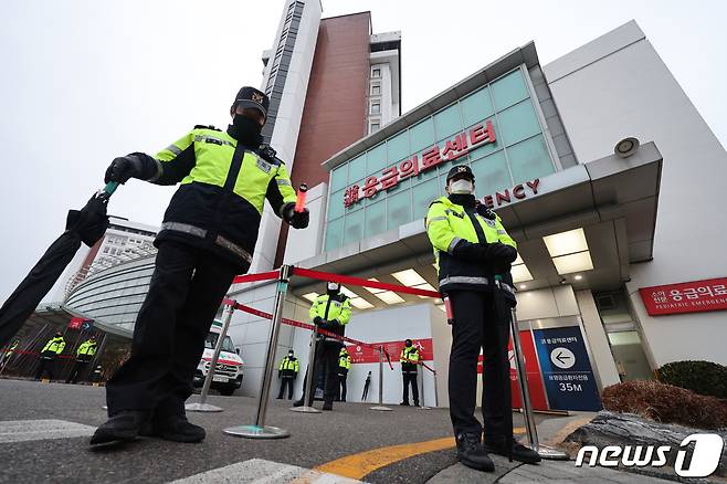 3일 오전 괴한의 흉기에 찔린 이재명 더불어민주당 대표가 입원 중인 서울 종로구 서울대병원 응급의료센터 앞에 경찰이 배치되어 있다. 이 대표는 지난 2일 부산 가덕도 신공항 부지 방문 일정을 소화하던 중 피격 당했으며 서울대병원으로 이송됐다. 2024.1.3/뉴스1 ⓒ News1 신웅수 기자