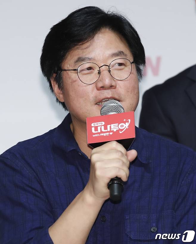 나영석 PD가 3일 서울 강남구 엘리에나호텔에서 열린 tvN 예능 '나나투어 with 세븐틴' 제작발표회에서 인사말을 하고 있다. '나나투어 with 세븐틴'(연출 나영석 신효정 장은정)은 가이드로 재취업한 여행 예능 20년 차 베테랑 'NA이드' 나영석 PD와 이탈리아의 여름으로 떠난 데뷔 10년 차 세븐틴의 찐한 우정 여행기를 담은 프로그램이다. 2024.1.3/뉴스1 ⓒ News1 권현진 기자