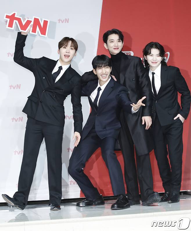 그룹 세븐틴(Seventeen)의 보컬유닛 승관(왼쪽부터), 도겸, 조슈아, 우지가 3일 서울 강남구 엘리에나호텔에서 열린 tvN 예능 '나나투어 with 세븐틴' 제작발표회에서 포즈를 취하고 있다. '나나투어 with 세븐틴'(연출 나영석 신효정 장은정)은 가이드로 재취업한 여행 예능 20년 차 베테랑 'NA이드' 나영석 PD와 이탈리아의 여름으로 떠난 데뷔 10년 차 세븐틴의 찐한 우정 여행기를 담은 프로그램이다. 2024.1.3/뉴스1 ⓒ News1 권현진 기자