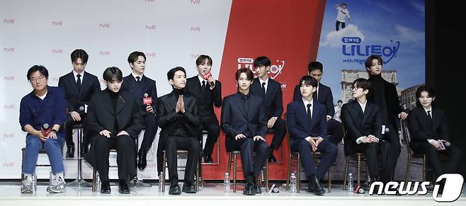 그룹 세븐틴(Seventeen)의 승관이 3일 서울 강남구 엘리에나호텔에서 열린 tvN 예능 '나나투어 with 세븐틴' 제작발표회에서 인사말을 하고 있다. '나나투어 with 세븐틴'(연출 나영석 신효정 장은정)은 가이드로 재취업한 여행 예능 20년 차 베테랑 'NA이드' 나영석 PD와 이탈리아의 여름으로 떠난 데뷔 10년 차 세븐틴의 찐한 우정 여행기를 담은 프로그램이다. 2024.1.3/뉴스1 ⓒ News1 권현진 기자