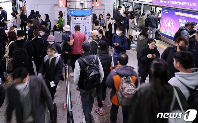 지하철 이용하는 시민들(사진은 기사 내용과 무관함) / 뉴스1 ⓒ News1