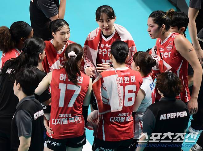 주장 박정아가 선수들을 격려하는 모습