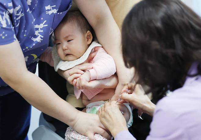 지난달 7일 오전 서울 시내의 한 소아과에서 아기가 독감 접종을 받고 있다./뉴스1