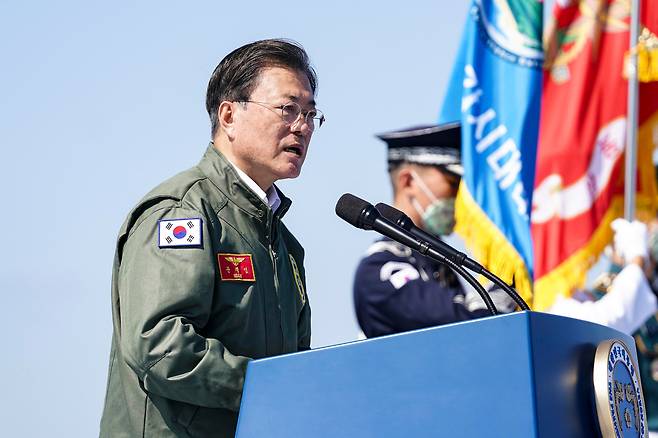 [포항=뉴시스] 김진아 기자 = 문재인 대통령이 1일 경북 포항 영일만 해상 마라도함에서 열린 제73주년 국군의 날 기념식에서 기념사를 하고 있다. 2021.10.01. bluesoda@newsis.com