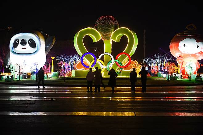 중국 장자커우에 1년앞으로 다가온 동계올림픽 관련 조형물이 전시돼있다. /AFP 연합뉴스