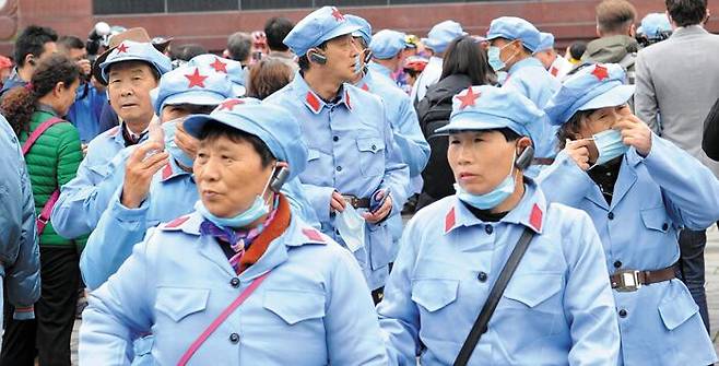 구이저우(貴州)성 쭌이 회의 박물관 앞에서 군복을 입은 관람객들이 주변을 살펴보고 있다./박수찬 특파원