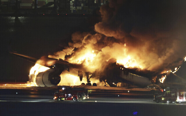 2일 일본 도쿄 하네다 국제공항 활주로에서 도쿄행 일본항공(JAL) 여객기가 불타고 있다. 에이피(AP) 연합뉴스