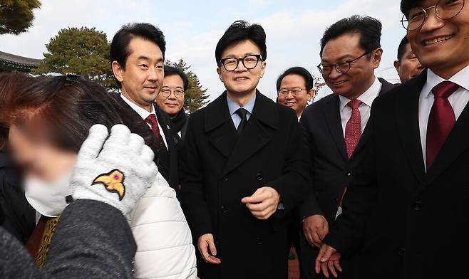 국민의힘 한동훈 비상대책위원장이 2일 오후 대구 동구 국립신암선열공원을 찾아 참배하고 있다. 연합뉴스