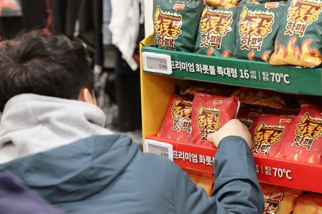 북극한파로 전국이 꽁꽁 얼었던 지난달 19일 서울의 한 대형마트에서 소비자가 핫팩을 살펴보고 있다. 뉴시스