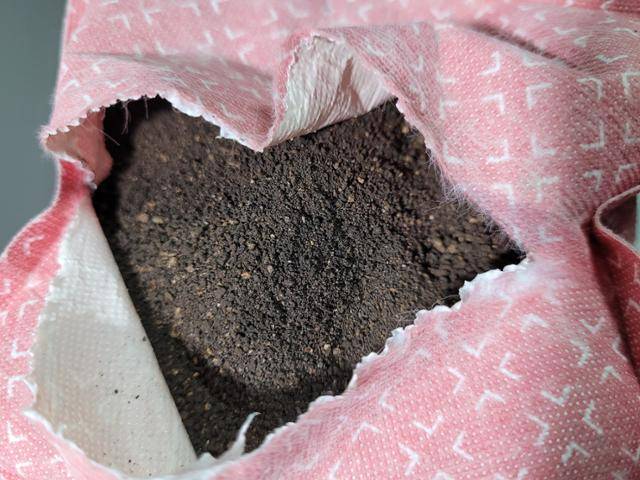 분말형 핫팩을 열어 보니 부직포 안에 까만 철가루가 들어 있습니다. 신혜정 기자