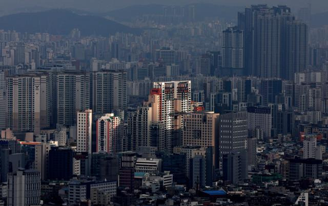 2일 서울 남산에서 내려다본 서울 아파트의 모습. 뉴스1