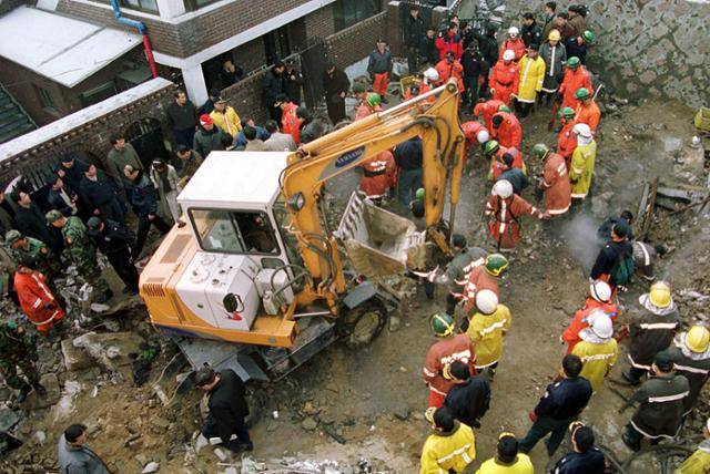 2001년 소방관 6명이 사망한 서울 서대문구 홍제동 화재현장에서 소방관들이 매몰자 구조 작업을 벌이고 있다. 한국일보 자료사진