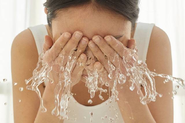 건조한 계절엔 상대적으로 피지 분비량이 많은 이마와 코부터 세수하는 게 좋다./사진=클립아트코리아