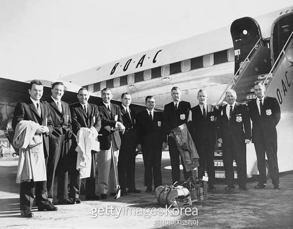 토미 볼트(왼쪽에서 두 번째)를 포함한 1957년 라이더컵 참가자들이 영국 히드로 공항에서 기념사진을 찍고 있다.&nbsp; &nbsp; 사진=게티이미지
