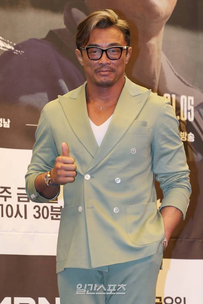 이종격투기선수 추성훈이 3일 오전 서울 마포구 상암동 스탠포드호텔에서 열린 MBN 새 예능 '더 와일드' 제작발표회에 참석해 포즈를 취하고 있다. '더 와일드'는 세 명의 '와일더'들이 국내 최초로 광활하고 장엄한 캐나다 국립공원 투어를 직접 계획하고 여행하는 '본격 DIY 어드벤처 리얼리티' 여행 예능 프로그램. 오는 5일 밤 10시 30분 첫 방송. 서병수 기자 qudtn@edaily.co.kr /2024.01.03/