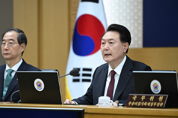 수업 시간에 학생들을 상대로 고(故)이승만 전 대통령을 비판하고 윤석열 대통령 비하 만평을 보여주는 등 정치적 견해를 전파한 교사가 '교육의 중립성'을 위반해 징계 받는 게 정당하다는 법원 판결이 나왔다. 위 사진은 대통령이 지난달 26일 세종 정부세종청사에서 열린 국무회의를 주재하는 모습. 2023.12.26. [사진=대통령실]