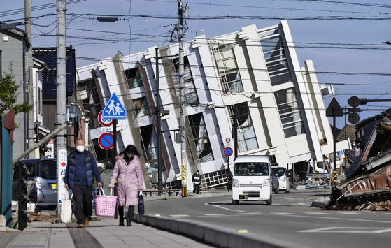 강진이 발생한 일본 노토반도 와지마시에서 2일 7층 건물이 쓰러져 있다. [AP=연합뉴스]