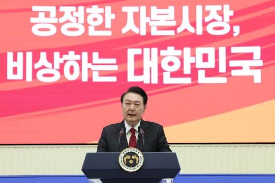 윤석열 대통령이 2일 오전 서울 여의도 한국거래소에서 열린 2024 증권·파생상품시장 개장식에서 개장 신호식을 하고 있다. 대통령실 제공 20240102