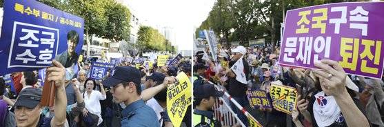 2019년 조국 사태는 대한민국을 두 동강 냈다. 집권여당이었던 더불어민주당이나 야당 국민의힘 모두 상대를 ‘이길’ 경쟁자가 아닌 ‘죽일’ 적으로 보고 극한 대립을 이어갔다. 왼쪽은 여당 주도로 서초동에서 열린 조국 수호 집회, 오른쪽은 광화문을 채운 조국 구속 집회. [뉴시스]