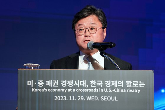 '2023 중앙포럼'이 '미‧중 패권 경쟁 시대, 한국 경제의 활로는'을 주제로 29일 서울 중구 롯데호텔에서 열렸다. 세션1에서 주재우 경희대 교수가 주제 발표를 하고 있다. 장진영 기자.