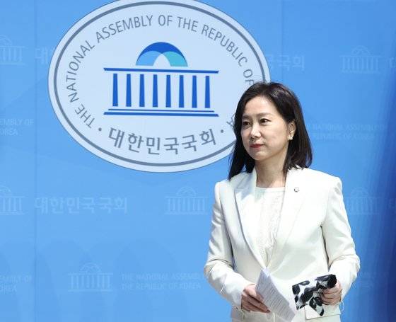 허은아 국민의힘 의원이 3일 서울 여의도 국회 소통관에서 국민의힘 탈당 및 의원직 사퇴 기자회견을 마치고 회견장을 나서고 있다. 뉴스1