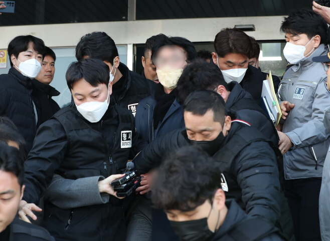 이재명 더불어민주당 대표를 흉기로 피습한 피의자가 2일 오후 부산강서경찰서에서 부산경찰청으로 이송되고 있다./ 사진=뉴스1