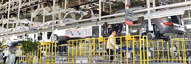 중국 정부가 회사법을 전면 개정해 노동이사제, 유한회사 사원 실권제도 등을 도입하기로 했다. 노조의 회사 경영 개입을 강화하는 내용 등을 담아 현지에 진출한 한국 기업의 대응책 마련이 시급하다는 지적이 나온다.  현대자동차 중국 합작법인 베이징현대의 생산라인 모습. /한경DB