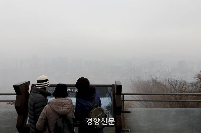 서울에 미세먼지를 동반한 비가 내린 지난달 6일 서울 중구 남산에서 바라본 도심이 뿌옇다. 2023.12.06 문재원 기자