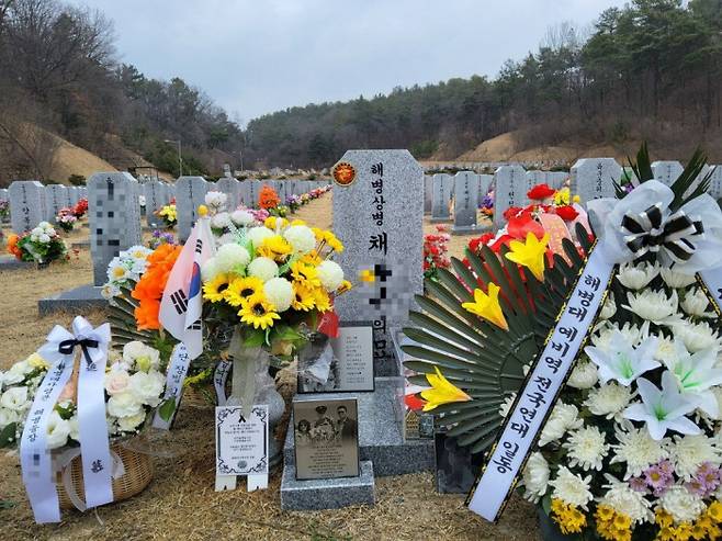 경북 예천에서 수해 실종자 수색을 하던 중 사망한 채모 상병의 국립대전현충원 묘소에 지난 2일 해병대예비역전국연대가 가져온 꽃들이 놓여 있다. 이날은 채 상병의 생일이었다. 해병대예비역전국연대 제공