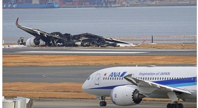 3일 일본 하네다 공항 활주로에 일본항공(JAL) 소속 항공기가 불에 타 있는 모습. 연합뉴스 자료사진.