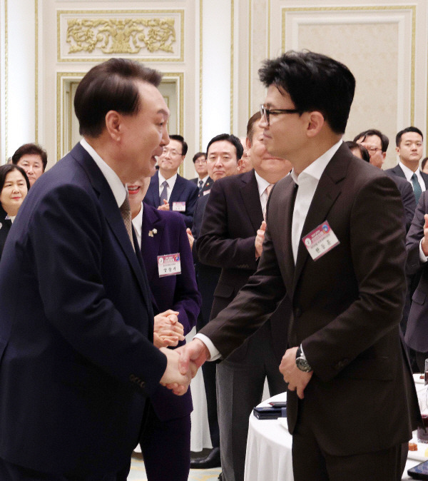 윤석열 대통령이 3일 청와대 영빈관에서 열린 ‘2024년 신년 인사회’에 참석한 국민의힘 한동훈 비상대책위원장과 인사하고 있다. 대통령실통신사진기자단