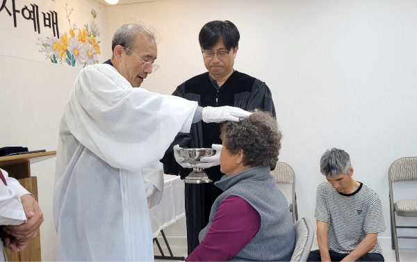 박성석 수우도 놀라운교회 목사가 지난해 11월 성도에게 첫 세례를 주고 있다. 놀라운교회 제공