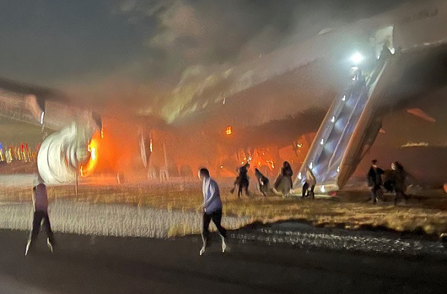 2일 일본 도쿄 하네다공항에서 충돌 사고 여객기에서 탈출하는 승객들. 로이터연합뉴스