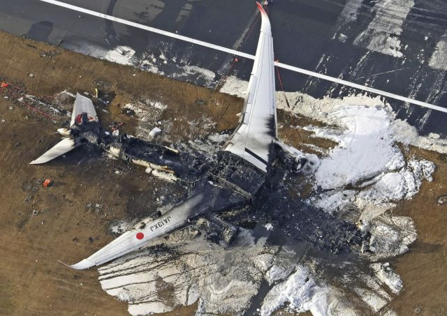 2일 오후 일본 도쿄 하네다공항 활주로에 착륙한 뒤 해상보안청 항공기와 충돌한 일본항공(JAL) 여객기가 완전히 불에 타버린 모습. AP연합뉴스