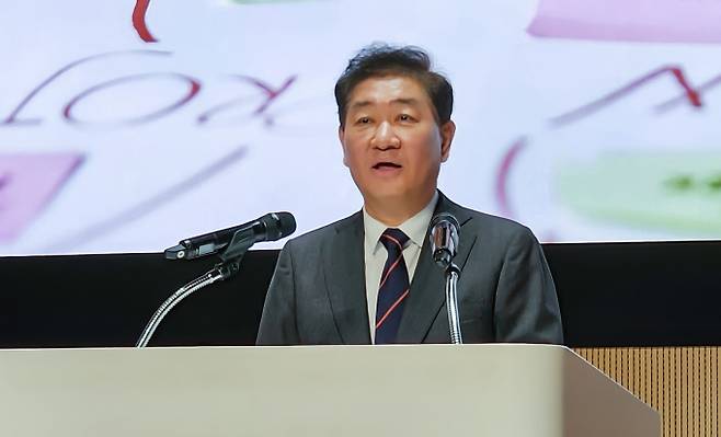 한종희 삼성전자 부회장이 2일 수원 디지털 시티에서 개최한 '2024년 시무식'에서 신년사를 하고 있다. / 사진=삼성전자