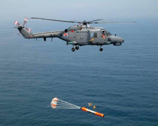 한국 해군의 슈퍼링스 헬기가 국내 기술로 개발된 경어뢰 K735 청상어를 발사하는 모습. 슈퍼링스 헬기 외에 해외 도입 해상작전헬기 MH-60R 등에 탑재하는 방안이 추진된다. 방위사업청 제공