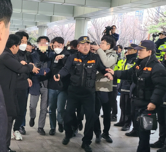 지난 2일 이재명 더불어민주당 대표 피습 피의자인 김모 씨가 부산경찰청 청사에 들어서고 있다. 이승륜 기자